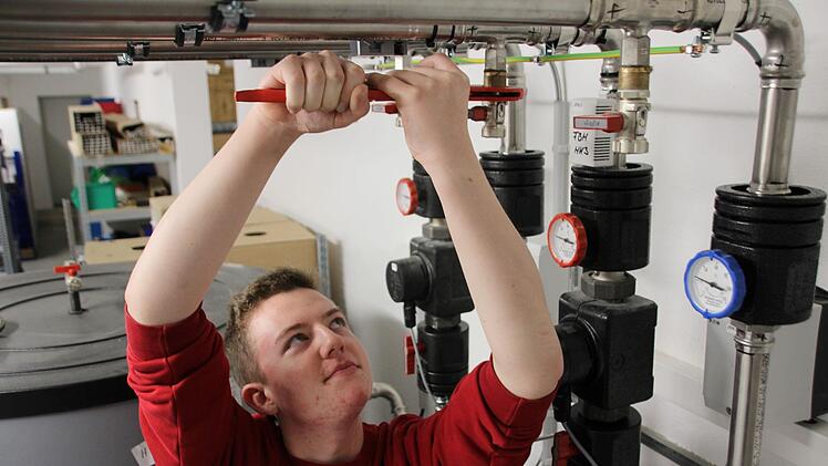 Handwerkslehrling Louis Hoh ist auch in Krisenzeiten im Einsatz. Foto: Ronald Heck