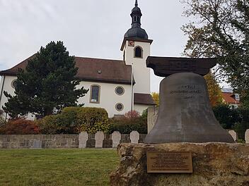 Die Freiheitsglocke erinnert bis heute an den Widerstand der Ermershäuser. Von 1978 bis 1993, so steht auf der Bronzetafel zu lesen, "mahnte uns diese Glocke zu Zusammenhalt und Standhaftigkeit im Kampf um die Freiheit. Gott segne und schütze Ermershausen".  Fotos: Eckehard Kiesewetter/Archiv