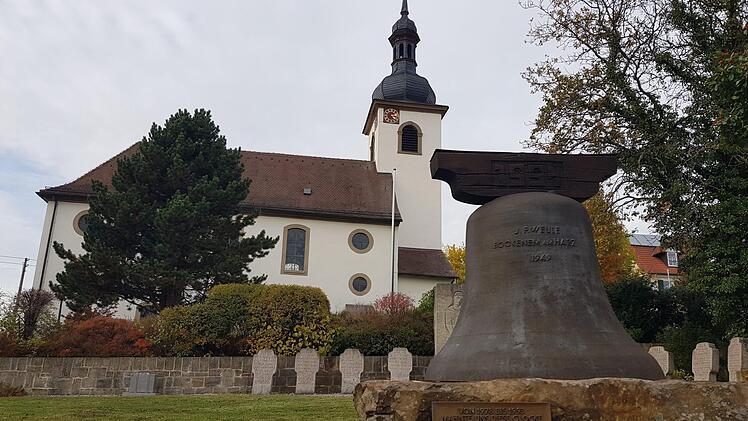 Die Freiheitsglocke erinnert bis heute an den Widerstand der Ermershäuser. Von 1978 bis 1993, so steht auf der Bronzetafel zu lesen, "mahnte uns diese Glocke zu Zusammenhalt und Standhaftigkeit im Kampf um die Freiheit. Gott segne und schütze Ermershausen".  Fotos: Eckehard Kiesewetter/Archiv