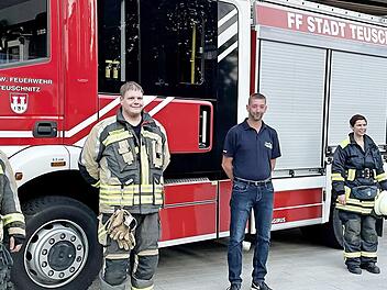 Die Feuerwehren aus Teuschnitz und Wickendorf spendeten 1000 für Flutopfer. Das Bild zeigt (von links) Tobias Neder und Bernd Dennochweiler aus Teuschnitz sowie Patrick Wittmann, Anna Jakob und Peter Stauffer aus Wickendorf.