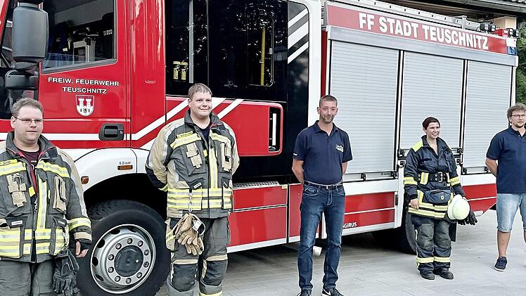 Die Feuerwehren aus Teuschnitz und Wickendorf spendeten 1000 für Flutopfer. Das Bild zeigt (von links) Tobias Neder und Bernd Dennochweiler aus Teuschnitz sowie Patrick Wittmann, Anna Jakob und Peter Stauffer aus Wickendorf.