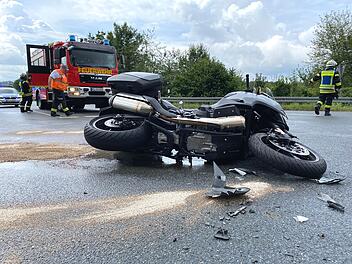 Schwerer Motorrad-Unfall auf der B85