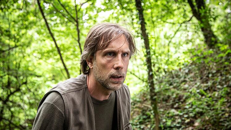 Der mysteriöse "Handy-Mann" Werner B. (Alexander Wüst) steht unter Verdacht, vor vielen Jahren Frauen heimlich im Wald fotografiert und eine von ihnen ermordet zu haben. Hat er nun wieder zugeschlagen?