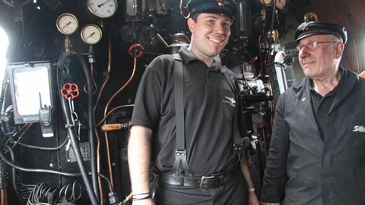 Der Neuling und der alte Hase: Max Kramer ist Azubi als Heizer, Horst Schäfer ist der Lokführer.