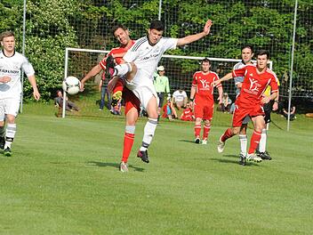 Radikal dazwischen gehauen: Florian Frank (weiß) vom VfB Burglauer ist in seinem Zweikampf-Verhalten gegen den Schondraer Florian Heller nicht gerade zimperlich.  Foto: Hopf