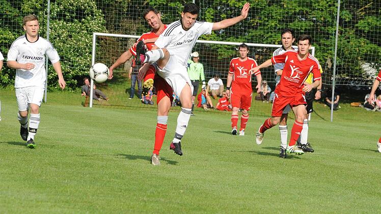 Radikal dazwischen gehauen: Florian Frank (weiß) vom VfB Burglauer ist in seinem Zweikampf-Verhalten gegen den Schondraer Florian Heller nicht gerade zimperlich.  Foto: Hopf