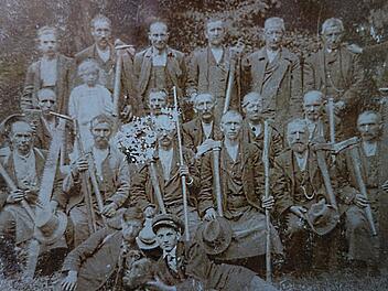 Ein seltenes Foto von Forstarbeitern vor etwa 100 Jahren. Mit Axt und Säge verrichteten sie körperlich Schwerstarbeit. In den Forsthäusern in der Umgebung fanden sie Platz zum Essen und dort teilte der Rottmeister ihre Arbeit ein.