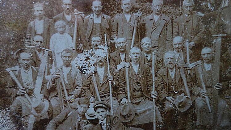Ein seltenes Foto von Forstarbeitern vor etwa 100 Jahren. Mit Axt und Säge verrichteten sie körperlich Schwerstarbeit. In den Forsthäusern in der Umgebung fanden sie Platz zum Essen und dort teilte der Rottmeister ihre Arbeit ein.