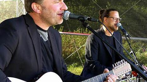 Thomas Goller und Tom Götz im August beim Trebgaster Seefest  Foto: Dieter Hübner