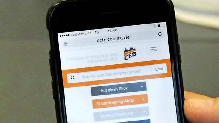 Wer die Fotos auf der CEB-Homepage sehen will, muss am Laptop oder PC surfen. Die Homepage wurde so aufgebaut, dass sie auf den kleinen Smartphone-Bildschirmen nur das Nötigste anzeigt. Foto: Simone Bastian