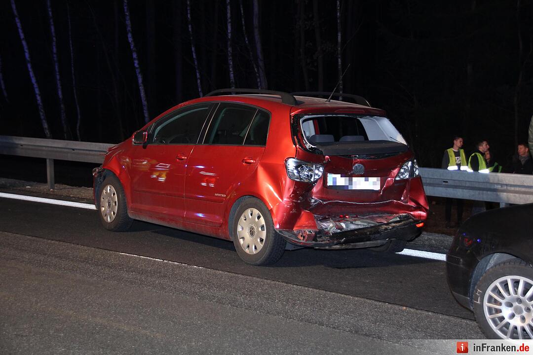 Lkw kracht auf A6 bei Nürnberg auf Stauende
