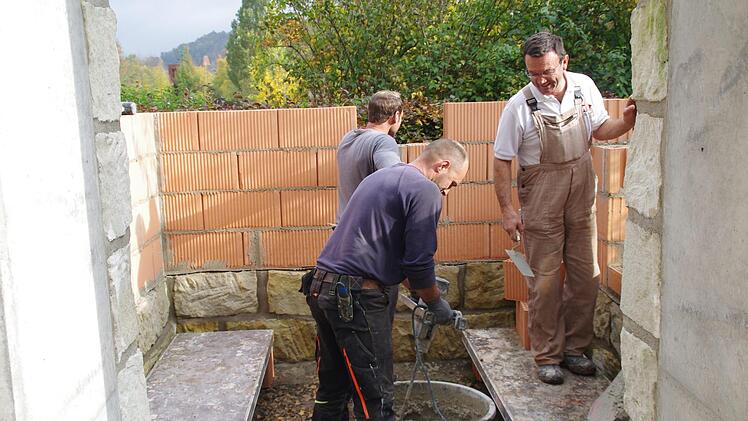 An der Kapelle auf dem Kronacher LGS-Gelände wird gebaut. Foto: Marco Meißner