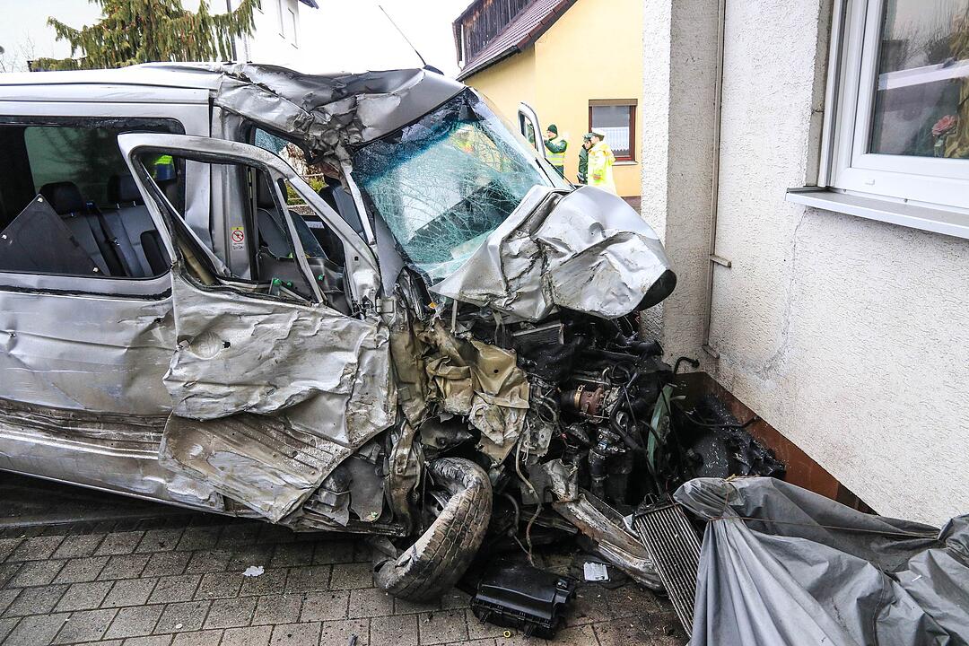 Schwerer Unfall im Kreis Forchheim: Kleintransporter reißt Hausecke ab