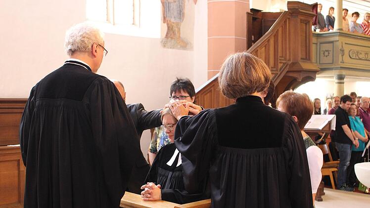 Die Handauflegung    Foto: Evi Seeger