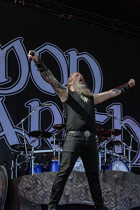 Amon Amarth bei Rock im Park 2019: Ganz viel Metal und Feuer bringt die Fans zum Durchdrehen