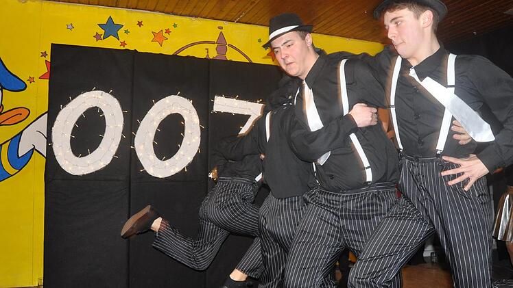 "Beerstreetz" mit ihrem Showtanz James Bond 007. Foto: Petra Heurich