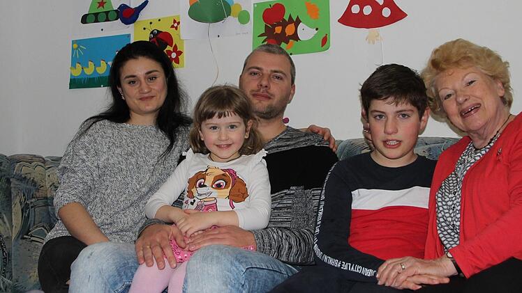Diana und Igor Nazarenko wollen sich vor ihren Kindern Erika und Renat nicht anmerken lassen, wie heikel die Lage  ist. Die deutsche "Oma" Christl Dralle weiß   Bescheid.  Diana Fuchs