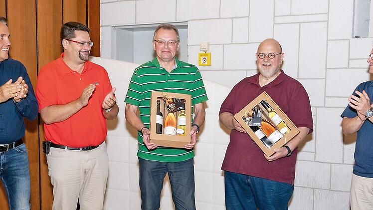 Mit Geschenken dankten die Kronacher Narren ihrem bisherigen Präsidenten Uli Böhm und dem Schatzmeister Robert Porzelt (v.l.): Sitzungspräsident Thomas Auer, Kanzler Stefan Wicklein, Robert Porzelt, Uli Böhm, Vizepräsident Andreas Bauer. Foto: Maximilian Gröger