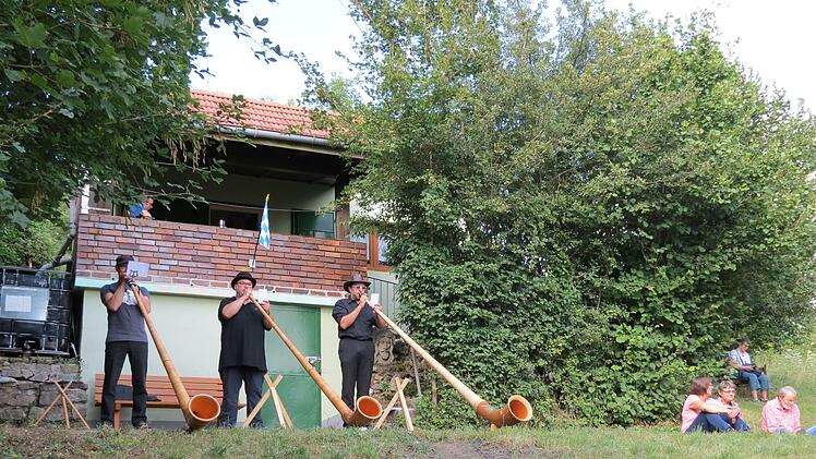 Tilman Faber, Alexander Kneuer und Martin Heid (von links) spielten vor einer ehemaligen Weinbergshütte  mit Blickrichtung ins Tal.