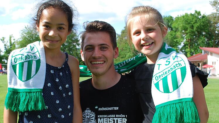 Motto-Meister-Shirts gab es für die Spieler - und Unterstützung auch von ganz jungen Fans. Foto: Thomas Sturm