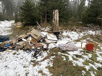 Kreis Hof: Unbekannter entsorgt Müll und Möbeltstücke im Wald - Polizei vor Rätsel