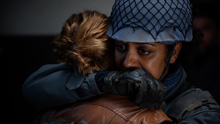 Milly Hendriks (Abigail Abraham, rechts) hilft ihrer Schwester Hanna Jans (Ellie de Lange) bei ihrer Flucht.