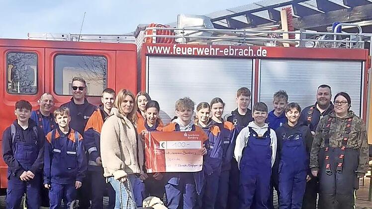 Die jungen Feuerwehrleute aus Ebrach-Gro&szlig;gressingen besuchten das Bamberger Tierheim, um eine Spende zu &uuml;berreichen. Sie bekamen eine F&uuml;hrung durch diese Einrichtung.
