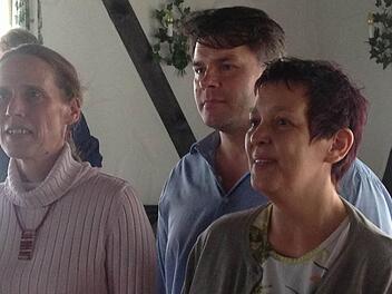 Kandidaten auf einen Blick: Babette Saeidi (links) will in den Bezirkstag, Kreisvorsitzender René Hähnlein in den Bundestag und Petra Hähnlein in den Landtag. Foto: Lothar Weidner