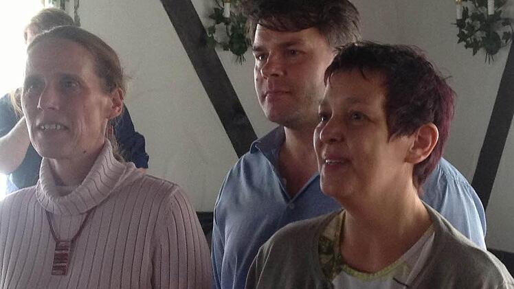 Kandidaten auf einen Blick: Babette Saeidi (links) will in den Bezirkstag, Kreisvorsitzender René Hähnlein in den Bundestag und Petra Hähnlein in den Landtag. Foto: Lothar Weidner