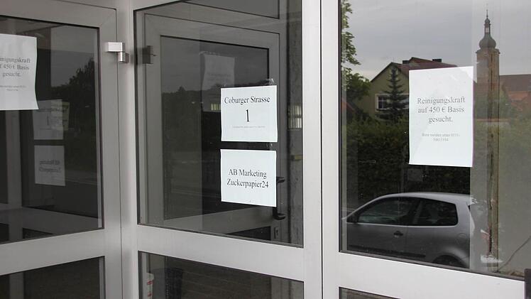 In gegenüberliegenden, einstigen Deltamarkt sucht ein Unternehmen zumindest nach Reinigungskräften.