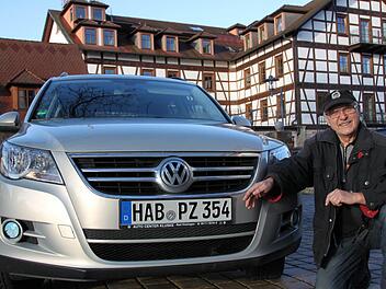 Ein ganz besonderes Nummernschild: Gisbert Stöber aus Ramsthal stellt mit seinem Kennzeichen den Bezug zu dem 1992 aufgelösten Hammelelburger Panzerbataillon 354 her. Stöber gehörte bis zum Schluss dieser Truppe an, zuletzt als S3-Feldwebel. Foto: Markus Reeh