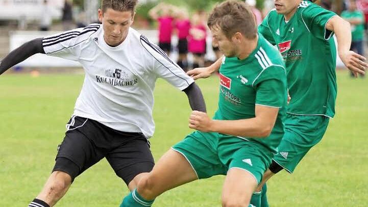 Noch stürmt er für den TSV Sonnefeld: Patrick Schwesinger (weißes Trikot) - hier beim Erdinger-Cup gegen die TSG Niederfüllbach.