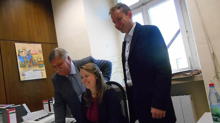 iEva-Maria Schnmitts Arbeitsplatz: das Vorzimmer von Bürgermeister Schneider (l), rechts sein Kollege Thaler. Foto: Walter Hanslok