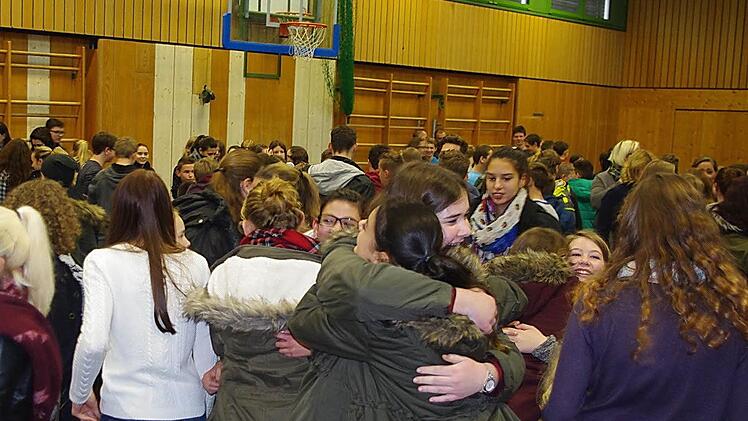 Die Schüler und Schülerinnen drückten und umarmten sich bei der "Lobrunde".  Foto: Heike Schülein