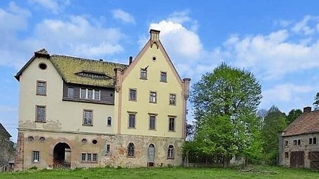Das Rittergut Sahlis in Sachsen kommt am Mittwoch unter den Hammer. Für einen Euro kann man Schlossherr werden. Fotos: Archiv