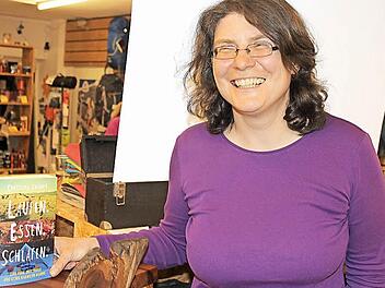 Christine Thürmer mit ihrem Buch, in dem sie über ihre insgesamt 12 700 Kilometer langen Wanderungen in den USA berichtet  Foto: Rudolf Görtler