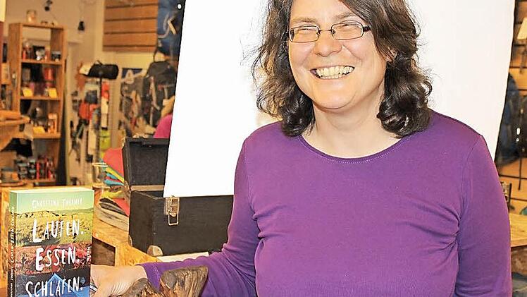 Christine Thürmer mit ihrem Buch, in dem sie über ihre insgesamt 12 700 Kilometer langen Wanderungen in den USA berichtet  Foto: Rudolf Görtler