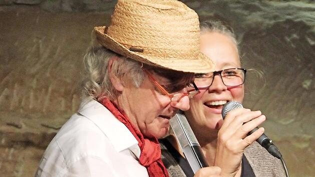 Monika Kober und Klaus Karl-Kraus verbindet mittlerweile eine richtige Freundschaft: Im vergangenen Jahr standen sie beim Plauschkonzert gemeinsam auf der Bühne. Morgen wird sich das Publikum erneut über Unterhaltung verschiedenster Art freuen dürfen.  Fotos: Archiv