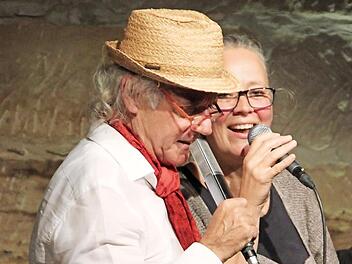 Monika Kober und Klaus Karl-Kraus verbindet mittlerweile eine richtige Freundschaft: Im vergangenen Jahr standen sie beim Plauschkonzert gemeinsam auf der Bühne. Morgen wird sich das Publikum erneut über Unterhaltung verschiedenster Art freuen dürfen.  Fotos: Archiv