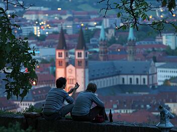 Die Festung Marienberg ist über die Alte Mainbrücke erreichbar und ein Wahrzeichen der Stadt.Congress-Tourismus-Wirtschaft Würzburg