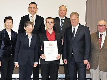 Einer der neuen Landwirtschaftsmeister(Mitte vorn) aus dem Landkreis Kronach mit den Gratulanten.  Foto: Fuchs