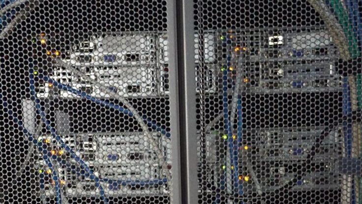 In den Serverracks werden Petabytes an Daten (1 PB = 1000 Terabytes) verarbeitet.   Foto: Pascale Ferry