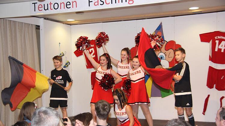 Cheerleader und Fußballer der Teenie-Garde Reichenbach (v. l. Paul Tüchert, Sinah Raab, Cora Hillenbrand, Sanne Altenberger, Michael Zufraß und kniend Nele Ludsteck)