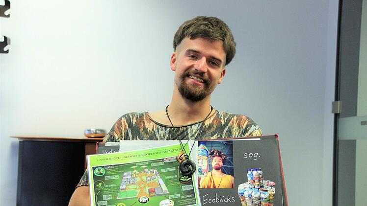 vSebastian Keilholz aus Bamberg zeigt eine Skizze des Recycling-Dorfes, das sein "Project Wings" auf Suma-tra bauen will. Diana Fuchs