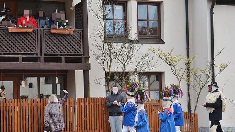 Eine besondere Freude machten die Weisbacher mit ihren Masken und dem Geißmo den Menschen in der Behinderteneinrichtung Maria Bildhausen. Hier waren sie bei einem Freiluftgottesdienst mit dabei. Foto: Hanns Friedrich
