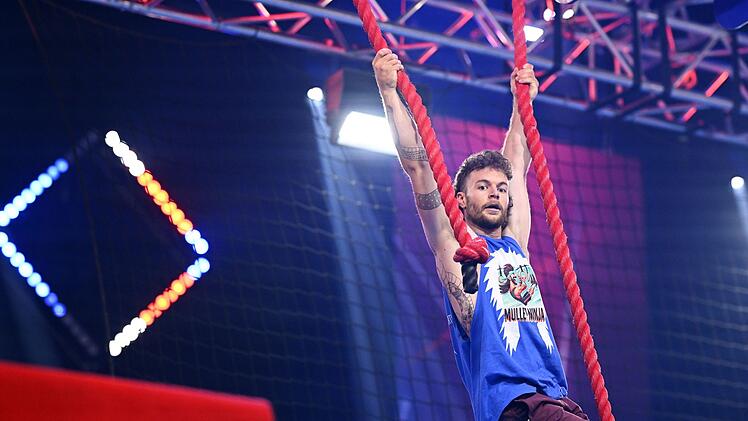 "Der sieht aus wie die Jungs früher bei Hansa Rostock." Buschi ist begeistert von der Vokuhila-Frisur von Joshua Eder (28) aus Graz. Aber der "Mullet-Ninja" hat mehr drauf, als lockiges Haar. Er scheitert erst am kniffligen Bungee-Seil in "Buschis Rache". "Wat 'ne Frise, wat 'ne Leistung!", jubelt Buschi. Joshua zieht souverän ins Halbfinale.
