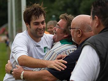 So viel Grund zum Jubeln (wie hier René Schubart und Vorstandsmitglied Josef Geiger) gab es im Flößerstadion in dieser Saison nicht immer. Schließlich verlor der SV Friesen zwei seiner fünf Heimspiele. Foto: Weiß