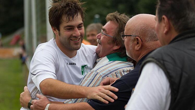 So viel Grund zum Jubeln (wie hier René Schubart und Vorstandsmitglied Josef Geiger) gab es im Flößerstadion in dieser Saison nicht immer. Schließlich verlor der SV Friesen zwei seiner fünf Heimspiele. Foto: Weiß