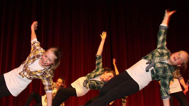 Schön anzuschauen - die Tanzgruppe des MGF-Gymnasium räkelte sich zu "I cry" von Flo Rida und "Bounce" von Sarah Connor auf der Bühne