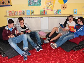 Gemütliches Schmökern in der Schulaula beim Fest in Adelsdorf am Freitagnachmittag. Foto: Johanna Blum